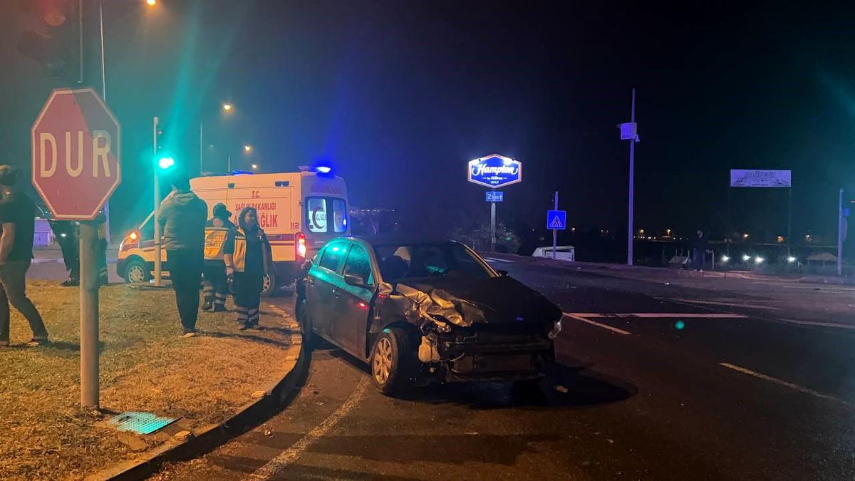 Bolu'da Kırmızı Işıkta Geçen Tır Otomobile Çarptı