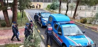 Silahlı şüpheliler altın ve kılıç koleksiyonunu çaldı