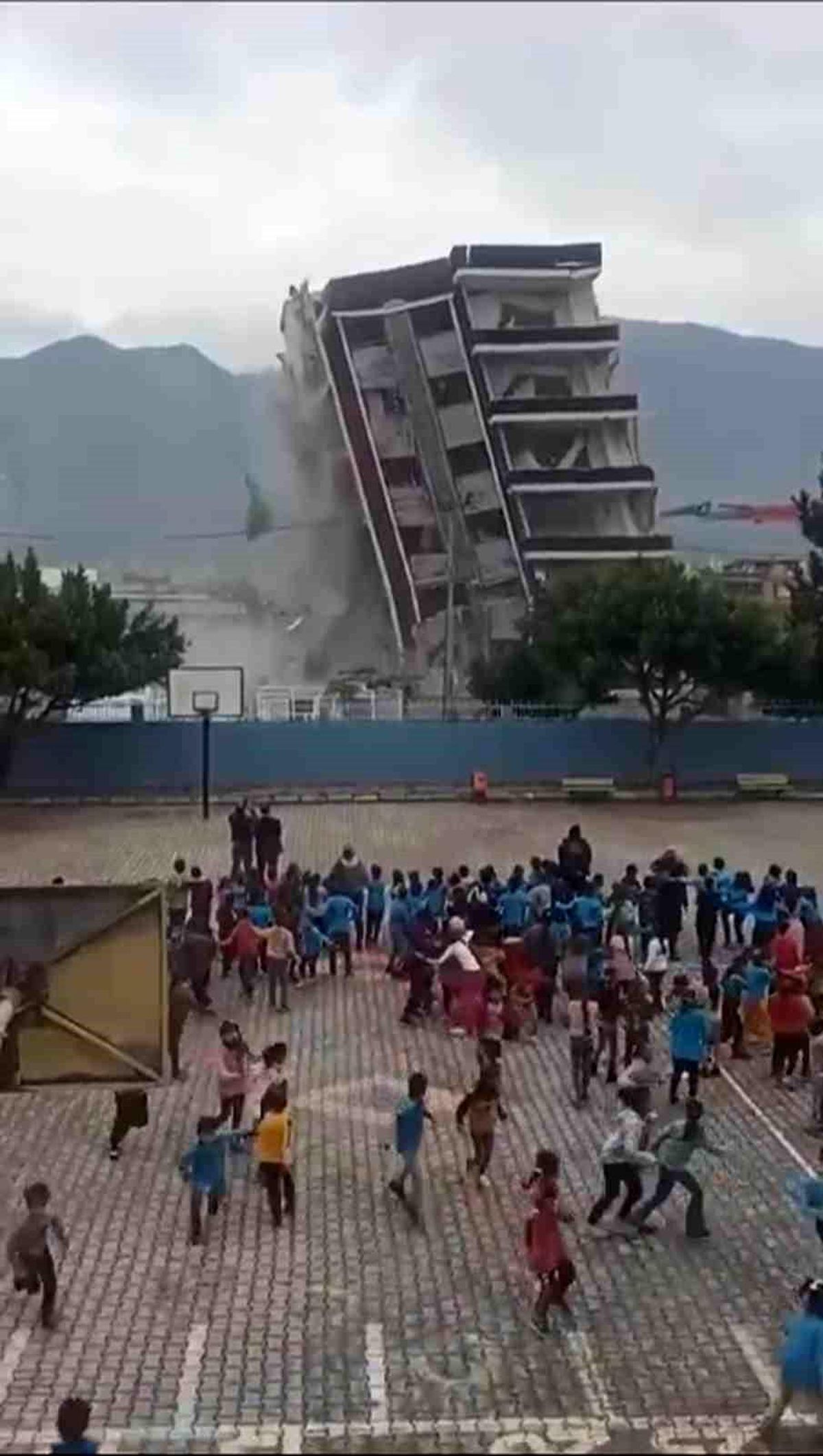 Depremin vurduğu Hatay'da ilkokul öğrencileri yıkım sırasında okula kaçtı