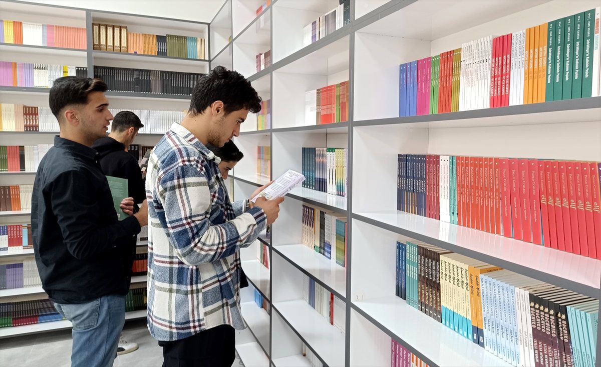 Van'da 300 Okula Kütüphane Kuruldu, Bölgenin En Büyük Halk Kütüphanesi İnşa Ediliyor