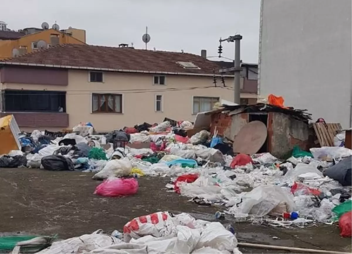 Kocaeli'de Psikolojik Sorunları Olan Kişinin Evinden 3 Kamyon Çöp Çıktı