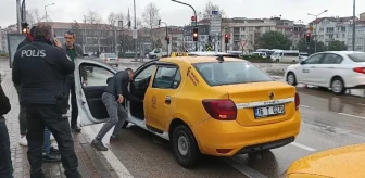 Bursa'da Taksi Şoförü Boynundan Bıçaklandı
