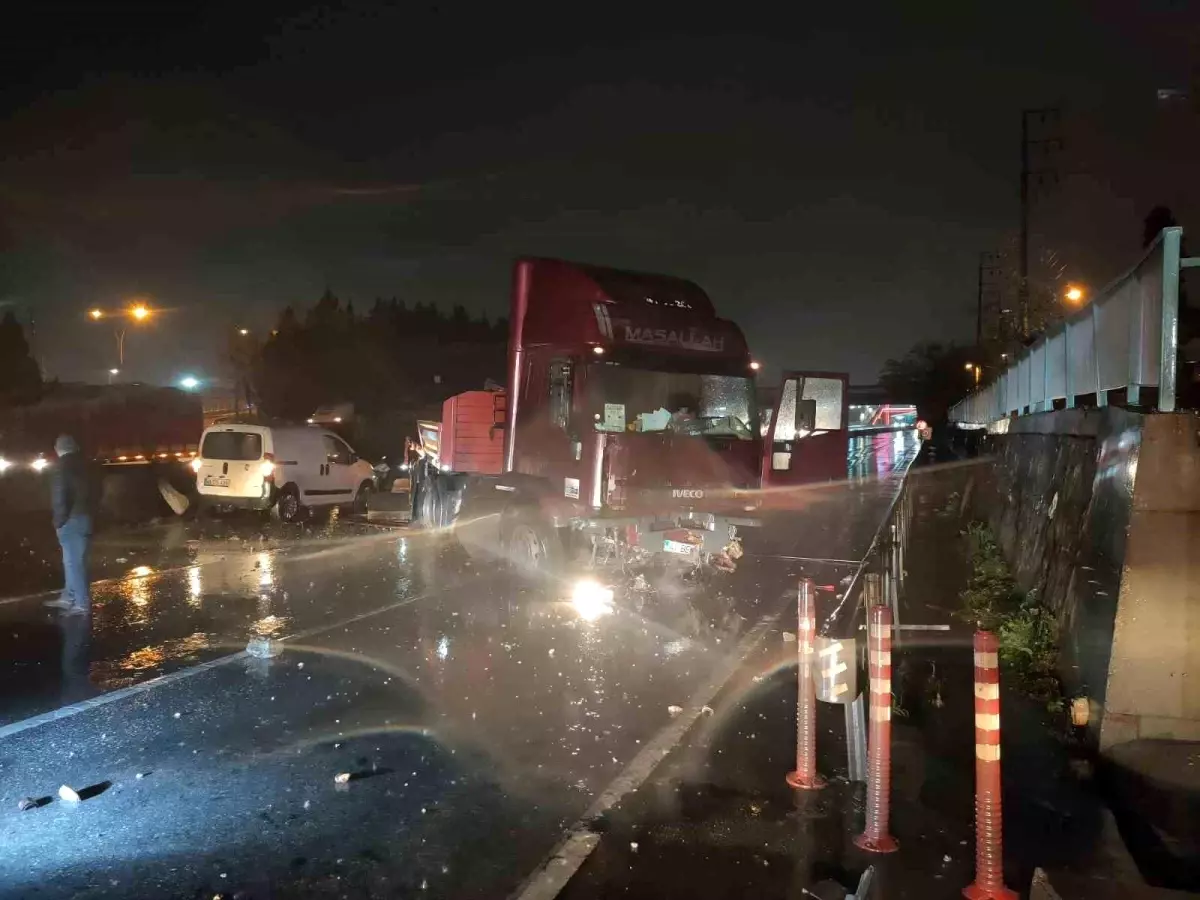 Kocaeli D100 Karayolunda Tır Kazası: Trafik Durdu