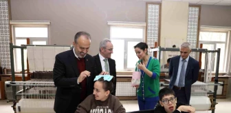 Bursa Büyükşehir Belediye Başkanı Alinur Aktaş, özel öğrencilerle buluştu