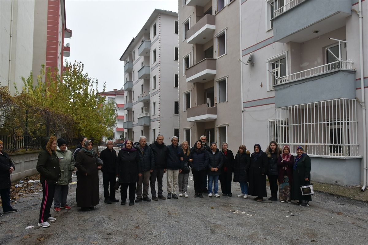 Depremde hasar gören binadaki daireler soyuldu