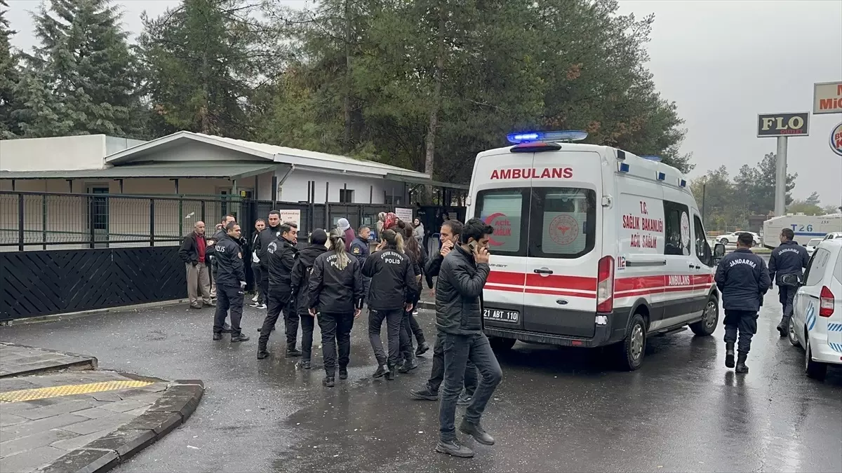 Diyarbakır Adliyesinde Duruşma Sonrası Çıkan Kavgada 1'i Kadın Polis Memuru 2 Kişi Yaralandı