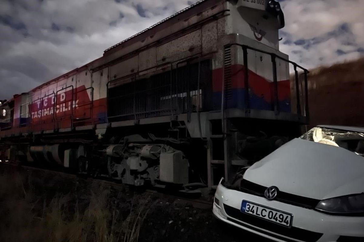 Diyarbakır'da Lokomotifin Otomobile Çarpması Sonucu Yaralanan 9 Yaşındaki Eylül Reyhan Hayatını Kaybetti