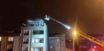 Esenyurt'ta Bir Binanın Çatısında Yangın Çıktı