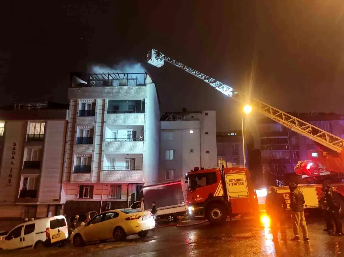 Esenyurt'ta Bir Binanın Çatısında Yangın Çıktı
