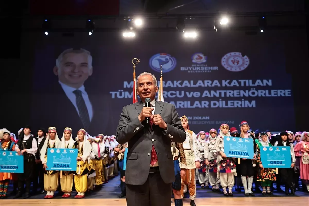 Denizli'de renkli gösterilerle Halk Oyunları Türkiye Şampiyonası devam ediyor