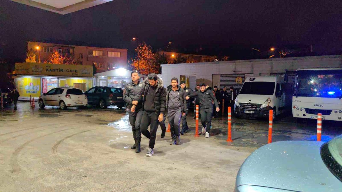 İnegöl'de Kaçak Yollarla Ülkeye Giren 23 Suriyeli Yakalandı