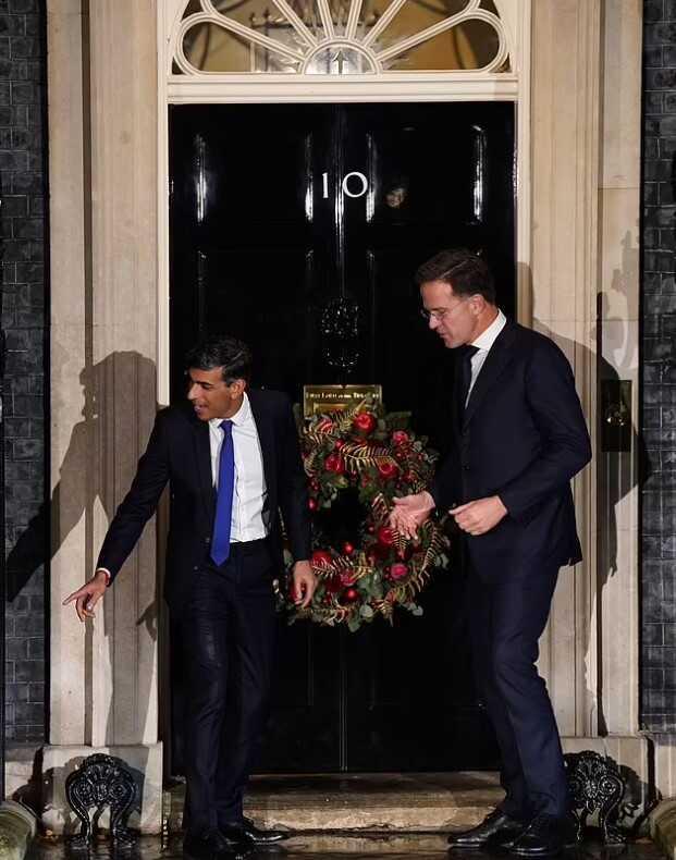 İngiltere Başbakanlık konutunun kapısı içeriden kilitlenince İngiltere Başbakanı ve Hollandalı mevkidaşı dışarıda kaldı