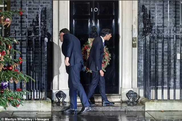 İngiltere Başbakanlık konutunun kapısı içeriden kilitlenince İngiltere Başbakanı ve Hollandalı mevkidaşı dışarıda kaldı