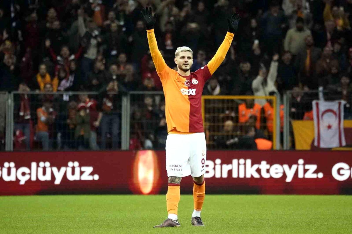 Mauro Icardi, Adana Demirspor maçının ardından taraftarlara 3'lü çektirdi