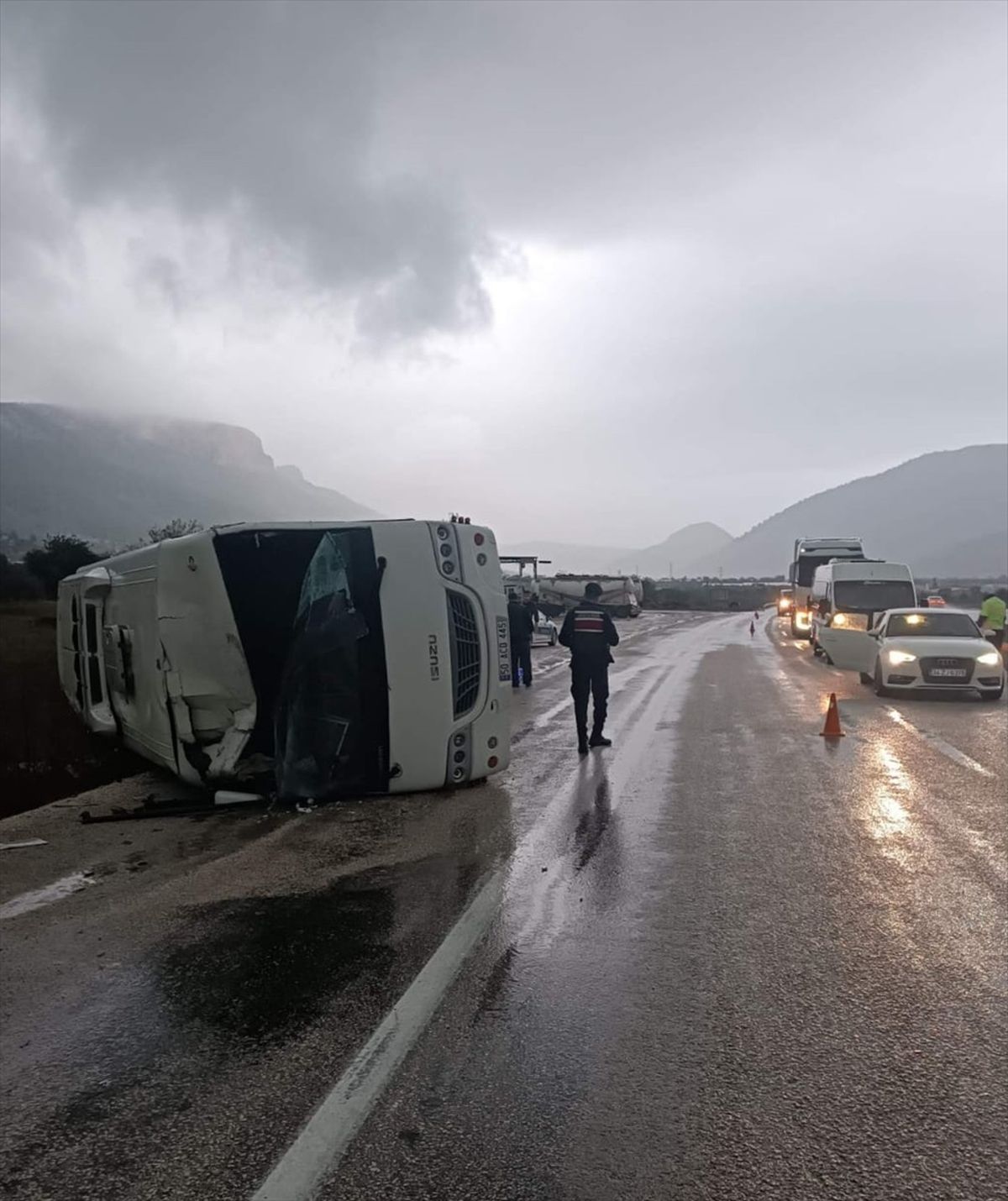 Silifke'de ambulansa çarpan midibüs devrildi, 2 kişi yaralandı
