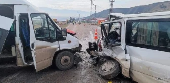 Şırnak'ta Minibüslerin Çarpıştığı Kazada 16 Kişi Yaralandı