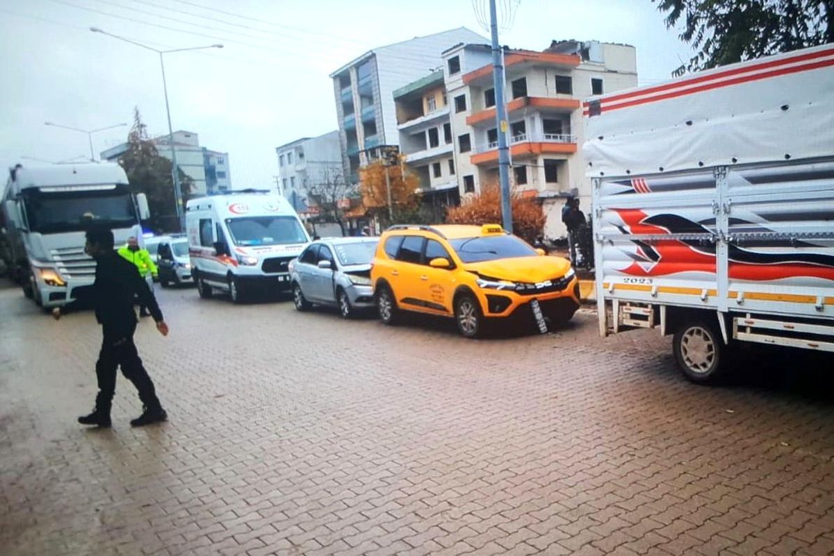 Adıyaman'da 3 araçlı kaza: 1 yaralı