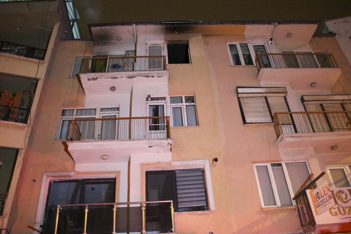 Uşak'ta Bir Apartmanda Yangın Çıktı