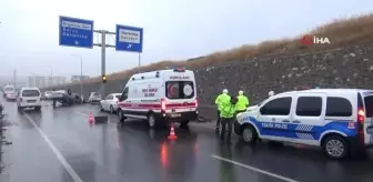 Şanlıurfa'da yağmur nedeniyle kayan otomobil trafik levhasına çarparak takla attı