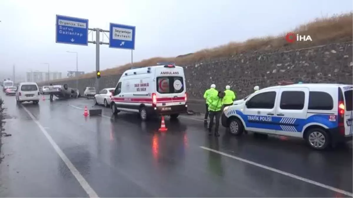 Şanlıurfa'da yağmur nedeniyle kayan otomobil trafik levhasına çarparak takla attı