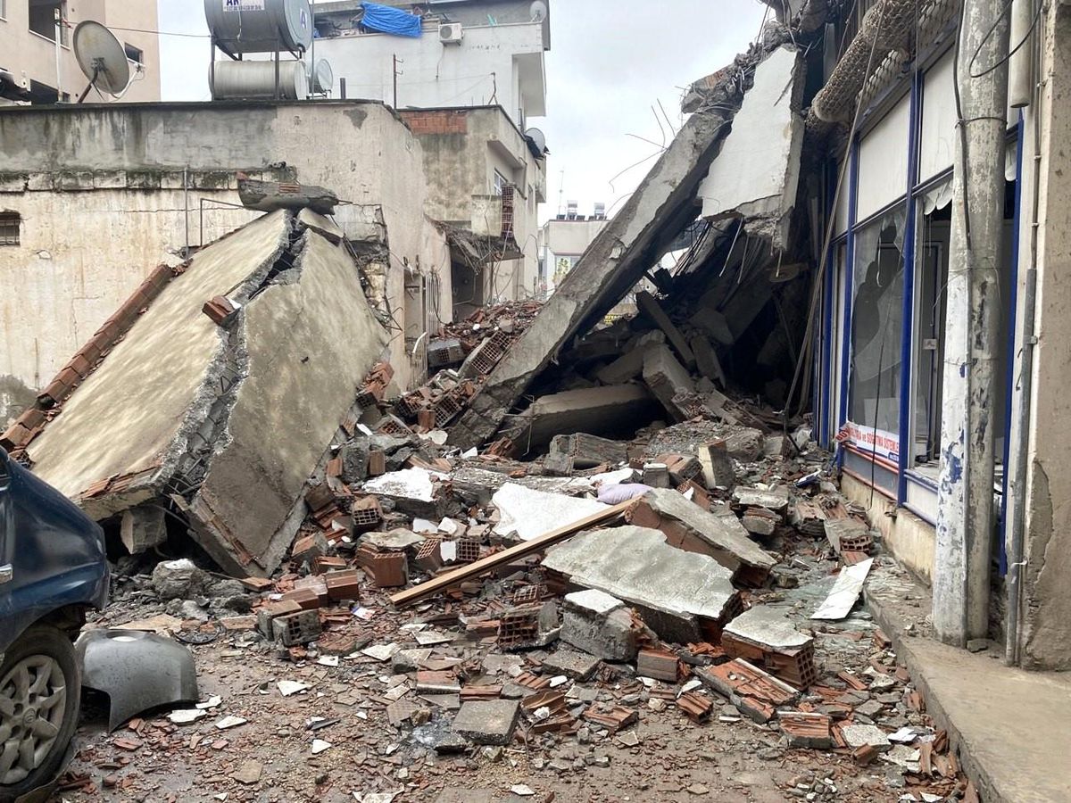 Adıyaman'da yıkımı yapılan ağır hasarlı bina çevresindeki ev ve iş yerlerine zarar verdi