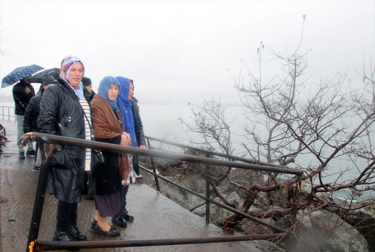 Zonguldak'ta batan geminin mürettebatının yakınları bekleyişini sürdürüyor