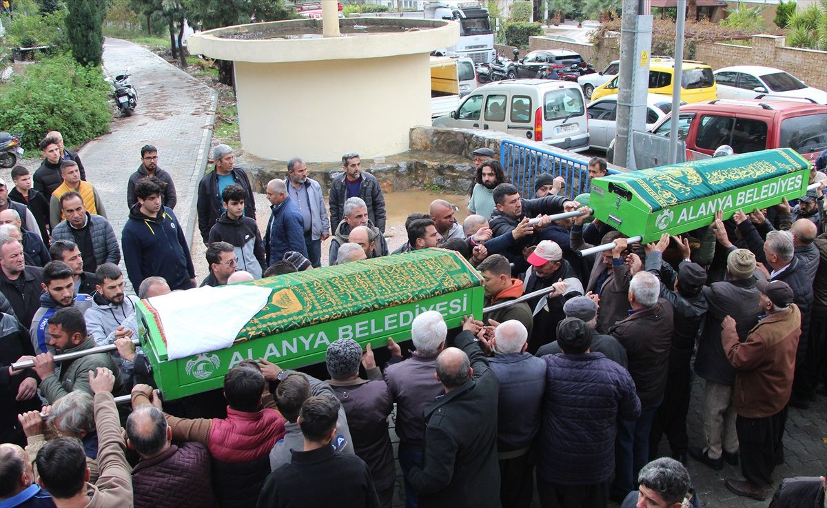 Alanya'da cip kazası sonucu hayatını kaybeden anne ve oğlu defnedildi