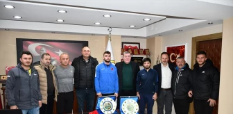 Alaplı Belediye Başkanı Nuri Tekin, Mahmut Demir Büyükler Serbest Güreş Türkiye Şampiyonası'nda birinci olan Alperen Atar'ı ödüllendirdi