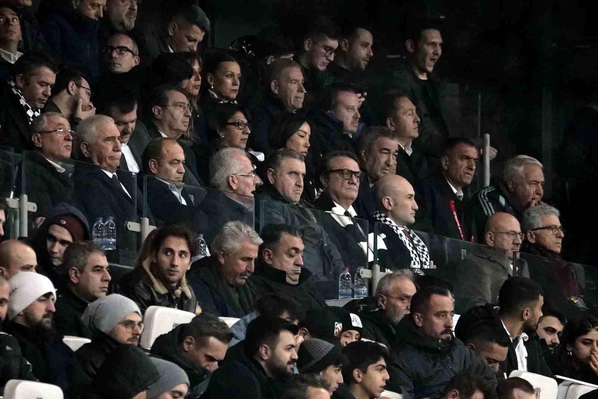 Gençlik ve Spor Bakanı Osman Aşkın Bak, Beşiktaş-Fenerbahçe derbisini takip ediyor