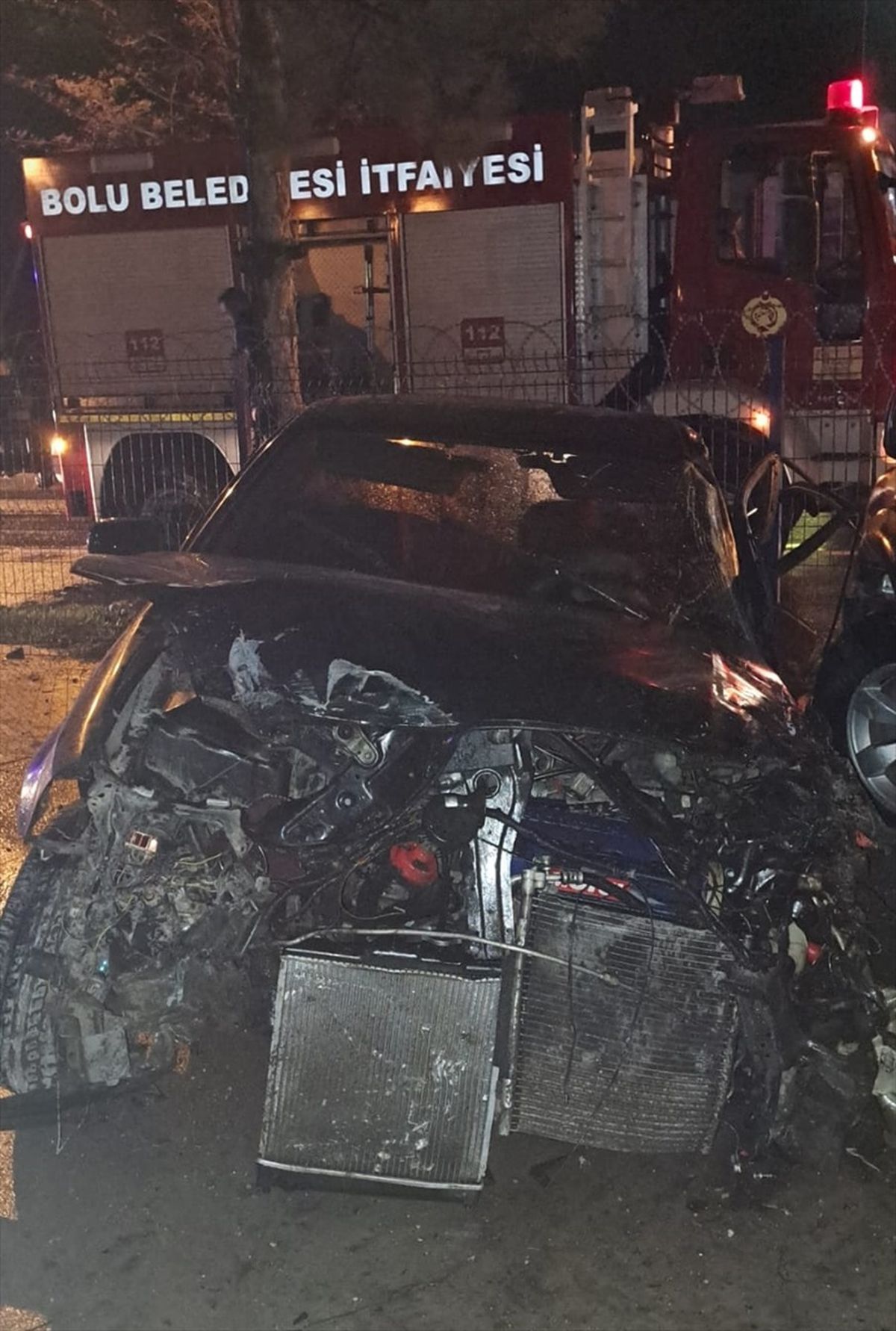 Bolu'da kaza sonucu demir korkuluklara sıkışan kadın itfaiye tarafından kurtarıldı
