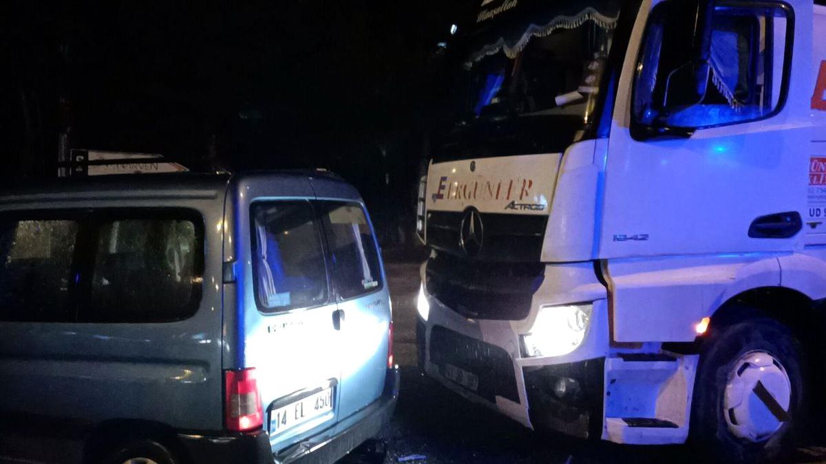 Bolu'da Tır ile Hafif Ticari Araç Çarpıştı: 1 Yaralı