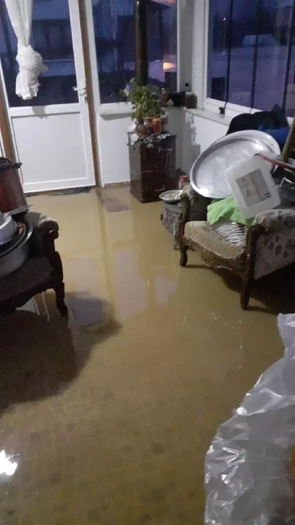Düzce'de Sağanak Yağış Sonucu Evleri Su Bastı Düzce'de Sağanak Yağış Sonucu Evleri Su Bastı