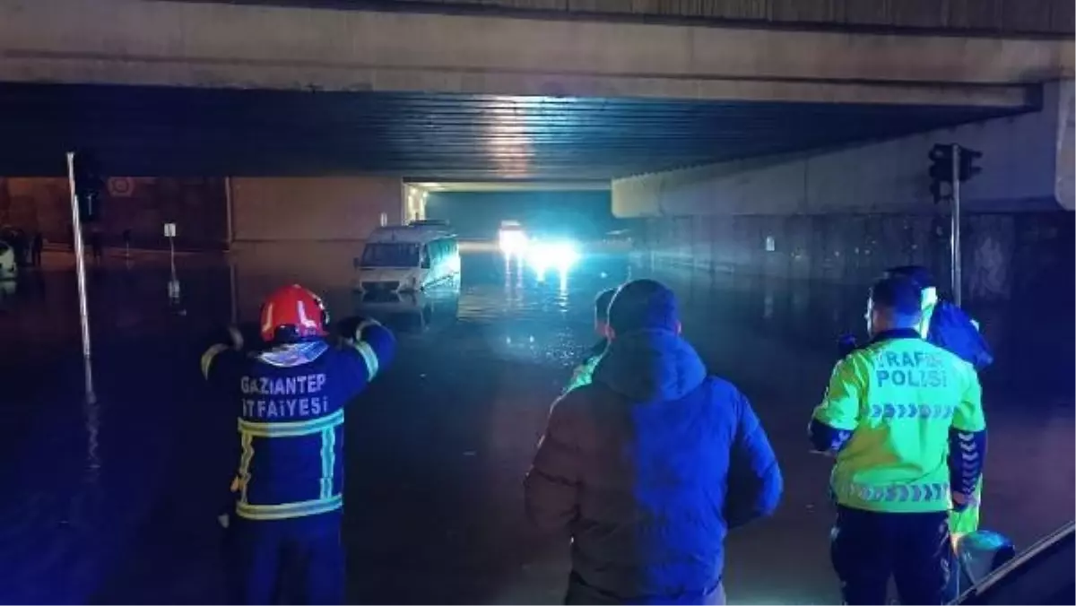 Gaziantep'te Sağanak Yağış Cadde ve Sokakları Sular Altında Bıraktı