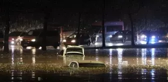 Gaziantep'te Sağanak Yağış Nedeniyle Araçlar Yolda Kaldı