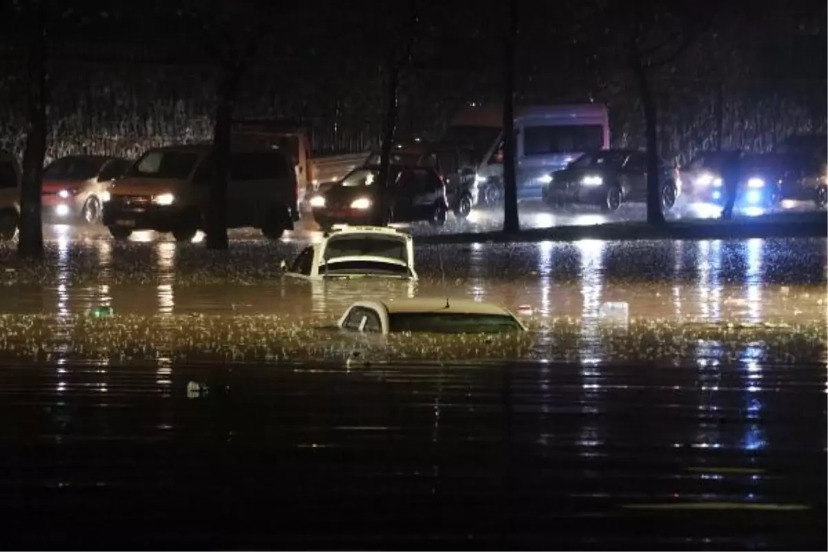 Gaziantep'te Sağanak Yağış Nedeniyle Araçlar Yolda Kaldı