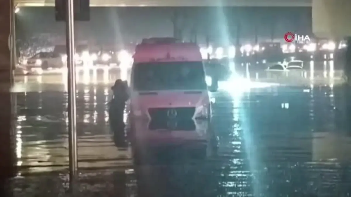 Gaziantep'te Sağanak Yağış Hayatı Felç Etti