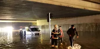 Gaziantep'te Sağanak Nedeniyle Mahsur Kalan Araçlar Kurtarıldı