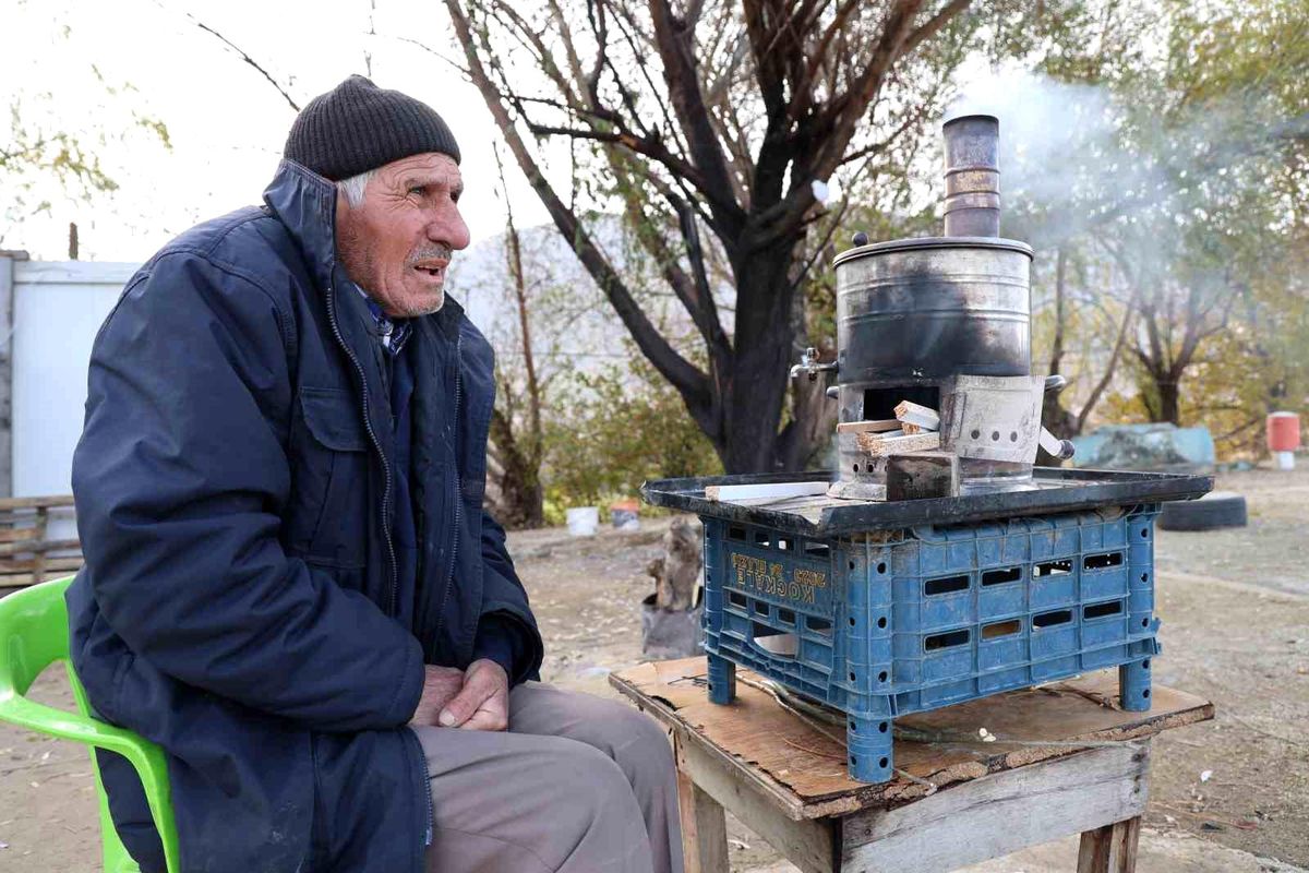 Elazığ'da 75 Yaşındaki Çaycının Zor Günleri