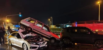 İzmir Ödemiş'te üç aracın karıştığı trafik kazasında iki sürücü yaralandı