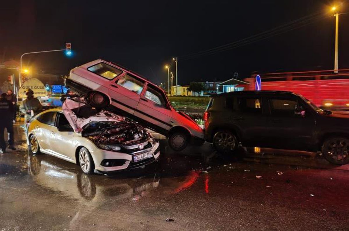 İzmir Ödemiş'te üç aracın karıştığı trafik kazasında iki sürücü yaralandı