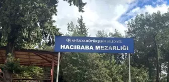 Alanya'da trafik kazasında hayatını kaybeden anne ve oğlu gözyaşlarıyla toprağa verildi