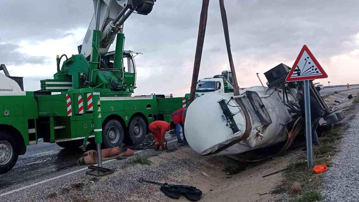 Kırıkkale'de mazot yüklü tanker ile tırın çarpıştığı kazada 1 kişi yaralandı