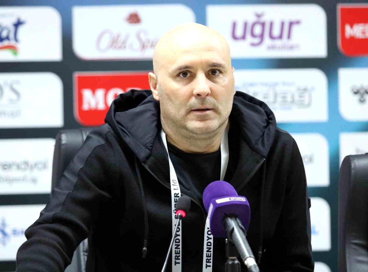 Kasımpaşa Teknik Direktörü Sami Uğurlu: Savunmada sıkıntı yaşıyoruz
