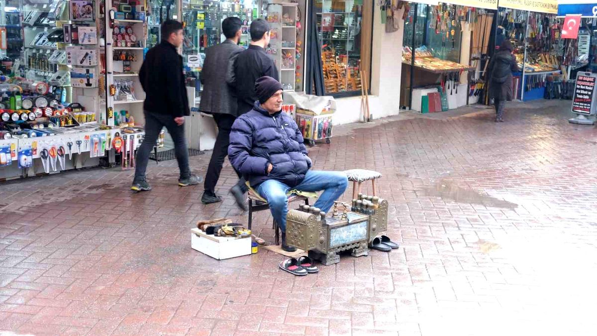 Eskişehir'de Ayakkabı Boyacısı Soğuk Havaya Aldırış Etmeden Çalışıyor