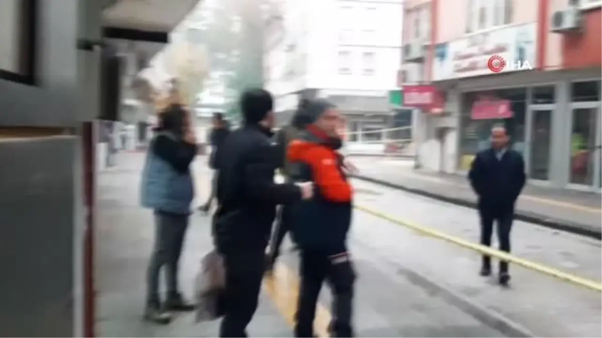 Adıyaman'da yoğun yağmur nedeniyle ağır hasarlı bina yerle bir oldu