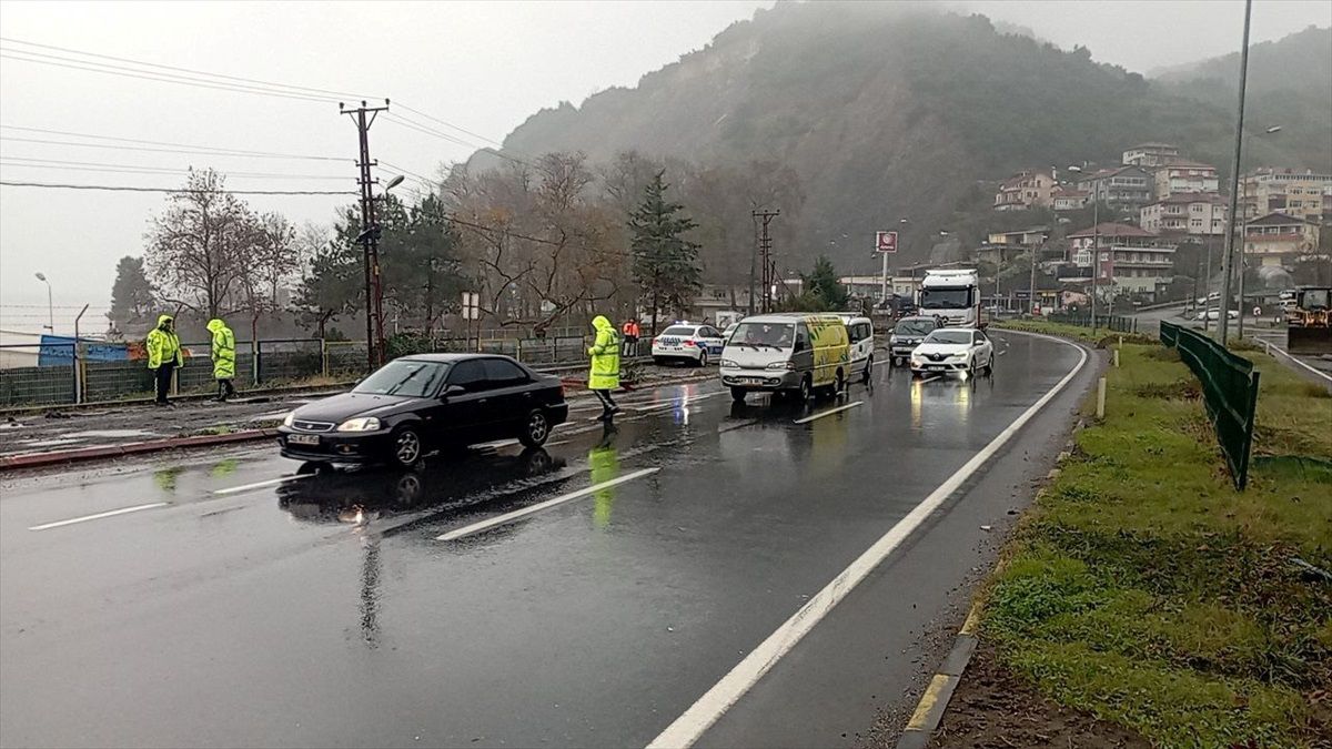 Zonguldak-Alaplı kara yolunda heyelan nedeniyle ulaşım kontrollü sağlanıyor