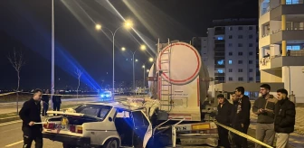 Adana'da park halindeki tıra arkadan çarpan otomobilde 1 kişi öldü, 4 kişi yaralandı