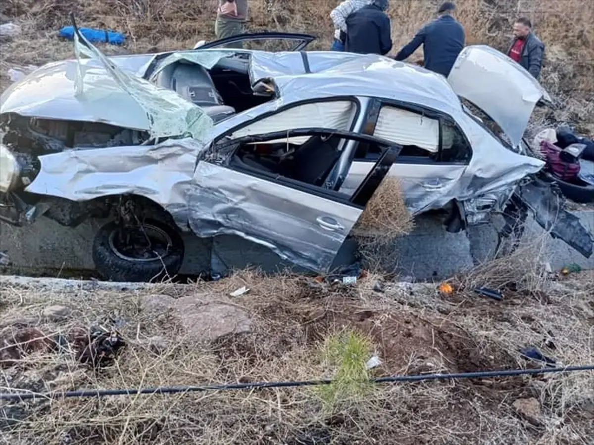 Aksaray'da Otomobil Şarampole Devrildi: 1 Ölü, 4 Yaralı