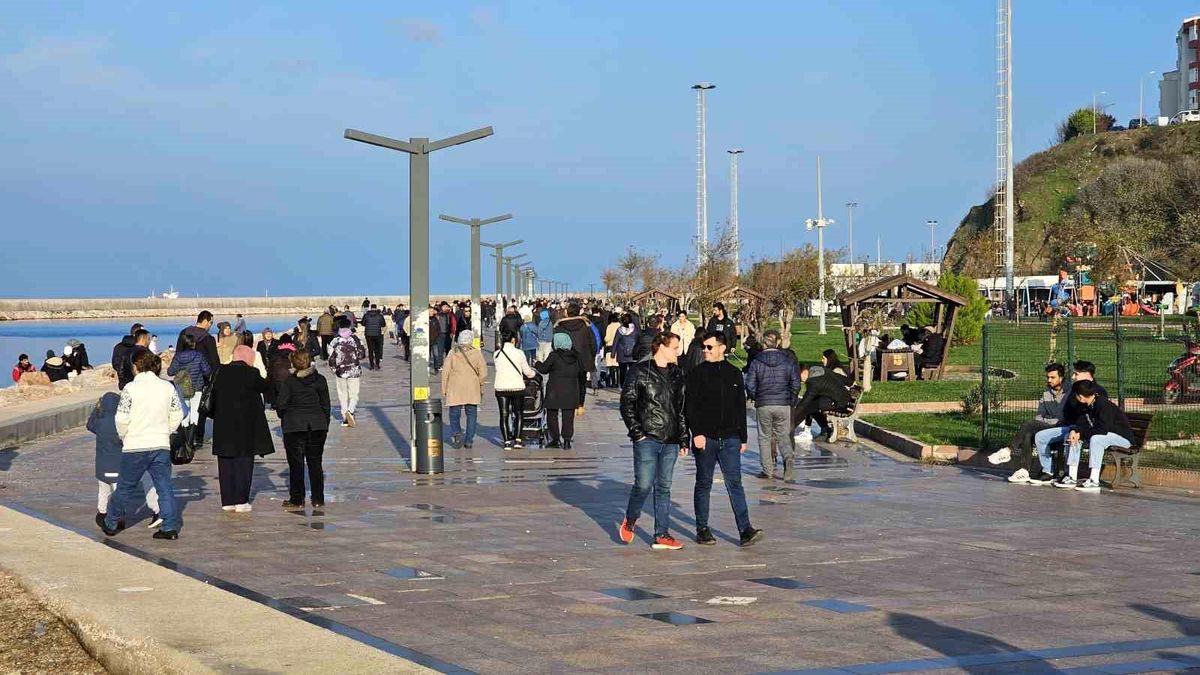 Bandırma'da Hava Sıcaklıklarının Artmasıyla Vatandaşlar Sahile Akın Etti