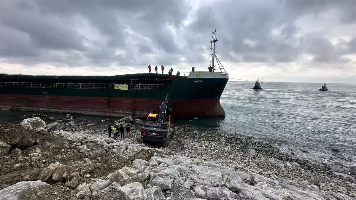 İnebolu'da fırtına nedeniyle karaya oturan gemi kurtarılamadı